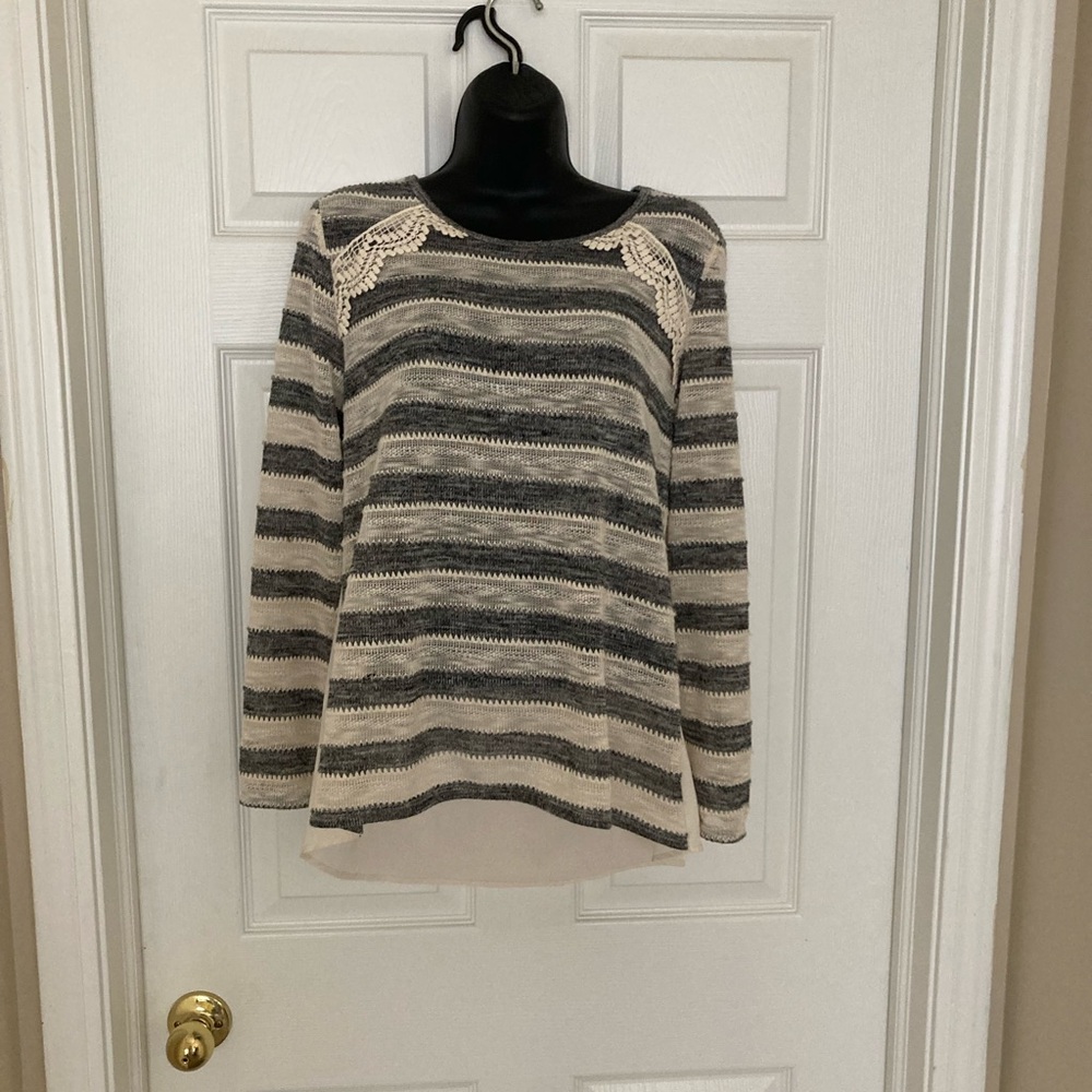 Dept 222 Gray and Cream Top